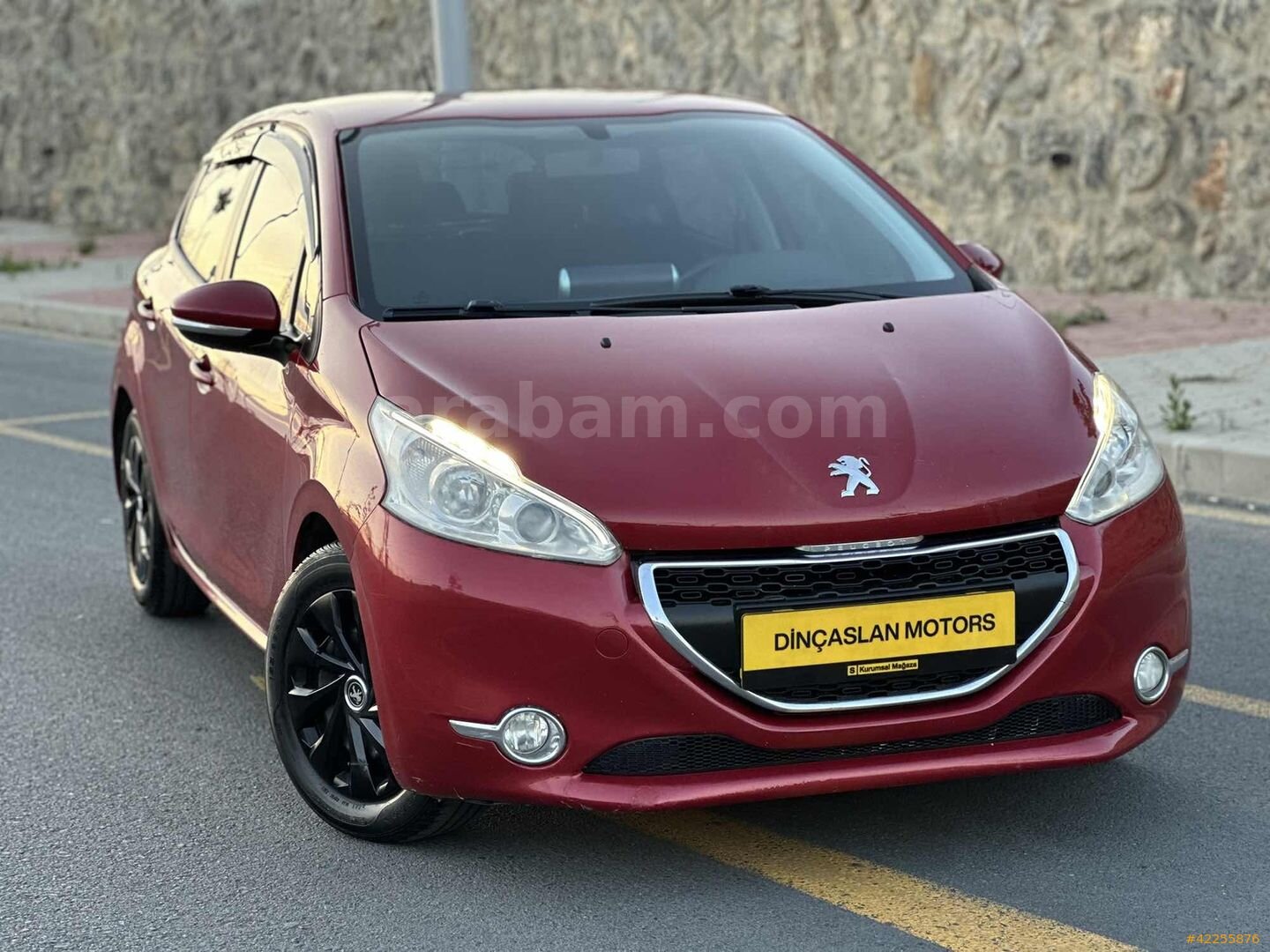 Galeriden Peugeot 208 1.2 VTi Active 2014 Model İstanbul 135.000 km Kırmızı 1