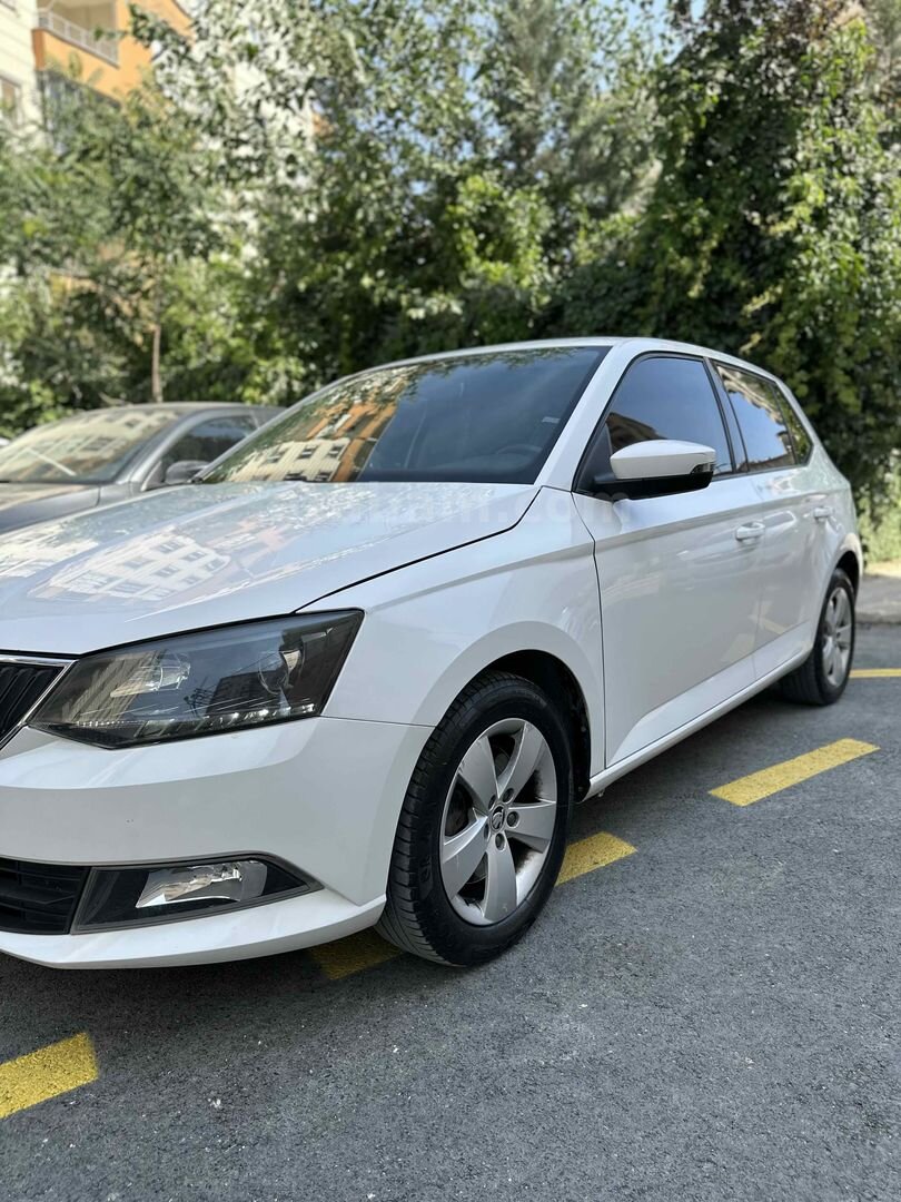 Sahibinden Skoda Fabia 1.2 TSI Style 2016 Model Mersin 103.000 km Beyaz 3