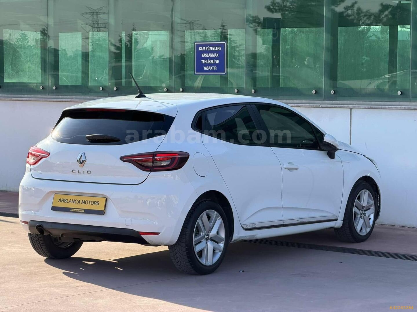 Galeriden Renault Clio 1.0 TCe Touch 2022 Model İstanbul 70.000 km Beyaz 5
