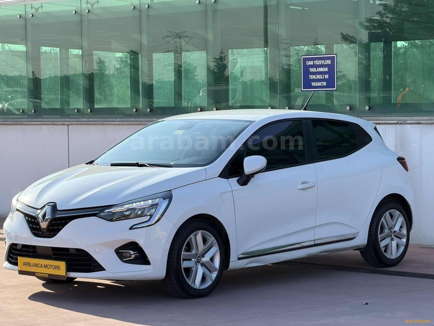 Galeriden Renault Clio 1.0 TCe Touch 2022 Model İstanbul 70.000 km Beyaz 1