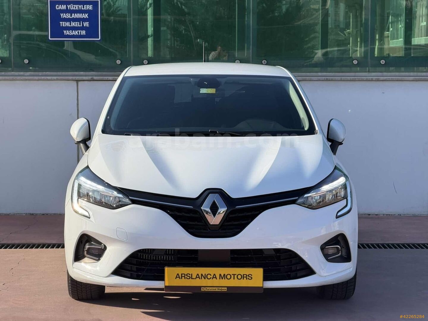 Galeriden Renault Clio 1.0 TCe Touch 2022 Model İstanbul 70.000 km Beyaz 3