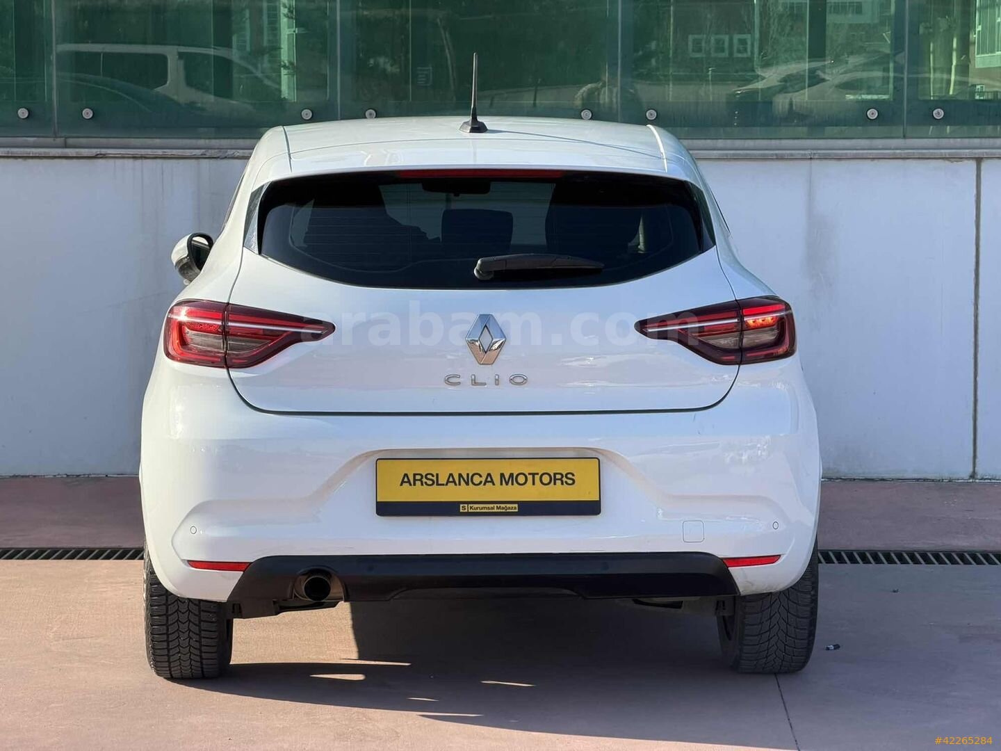 Galeriden Renault Clio 1.0 TCe Touch 2022 Model İstanbul 70.000 km Beyaz 4