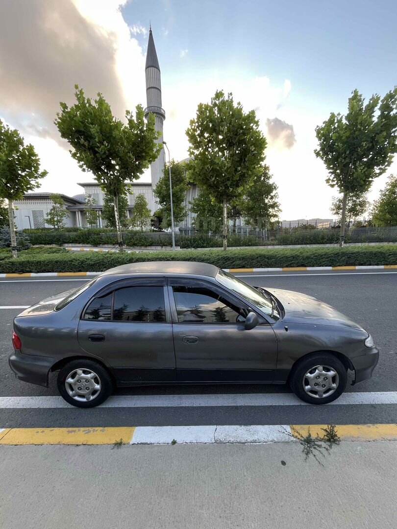 Sahibinden Hyundai Accent 1.5 GLS 1999 Model İstanbul 313.000 km Füme 5