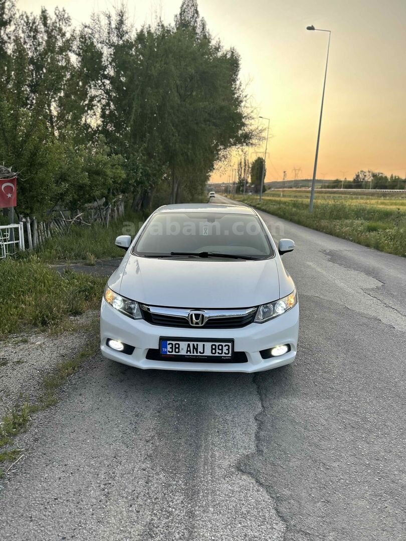Sahibinden Honda Civic 1.6i VTEC Eco Premium 2014 Model Kayseri 149.200 km Beyaz 3