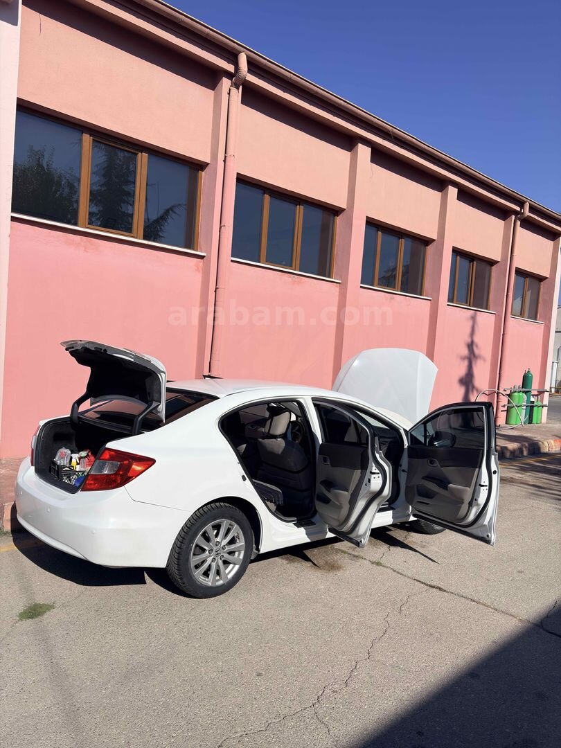 Sahibinden Honda Civic 1.6i VTEC Eco Premium 2014 Model Kayseri 149.200 km Beyaz 7