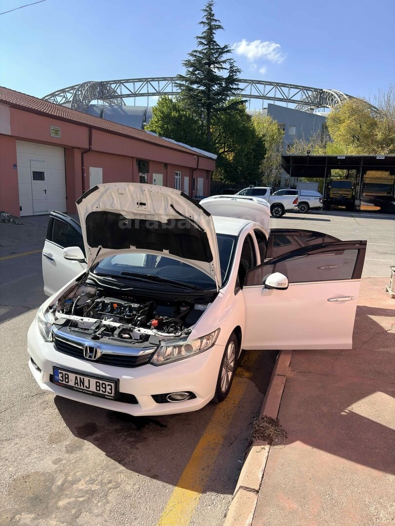 Sahibinden Honda Civic 1.6i VTEC Eco Premium 2014 Model Kayseri 149.200 km Beyaz 6