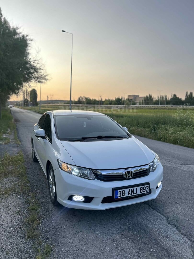 Sahibinden Honda Civic 1.6i VTEC Eco Premium 2014 Model Kayseri 149.200 km Beyaz 1
