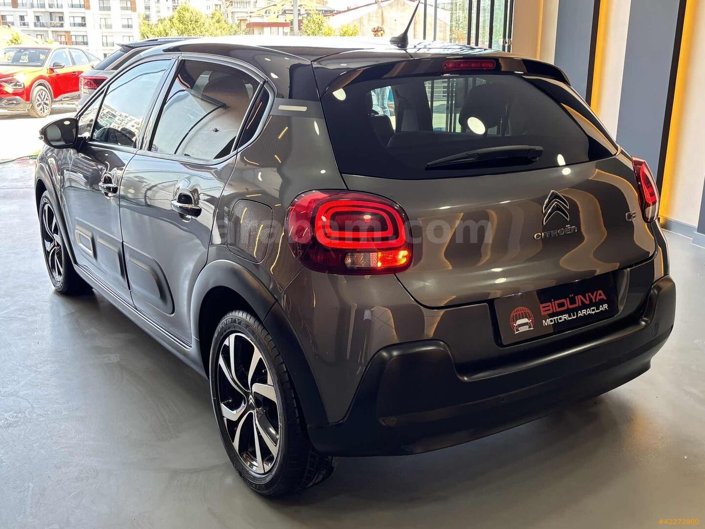 Galeriden Citroen C3 1.2 PureTech Shine 2024 Model İstanbul 27.000 km Gri 5