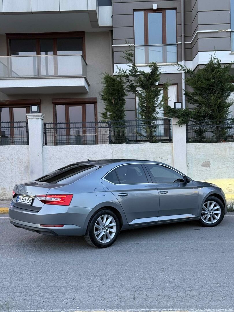 Sahibinden Skoda SuperB 1.5 TSI Elite 2021 Model İstanbul 106.000 km Gri (Gümüş) 4