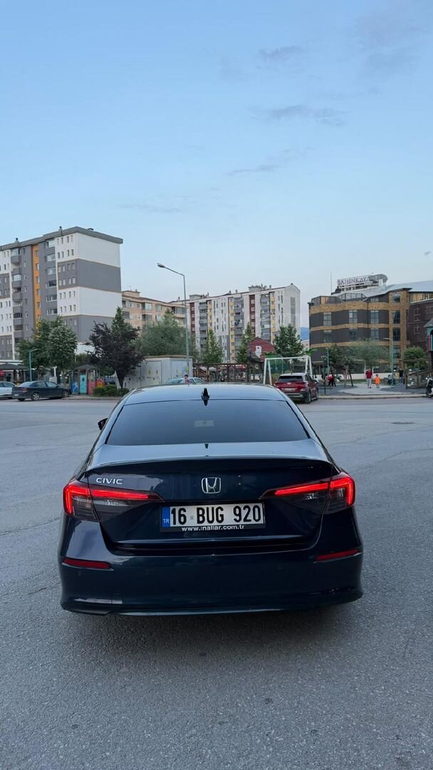 Sahibinden Honda Civic 1.5 i-VTEC Eco Executive Plus 2025 Model Bursa 17.000.000 km Lacivert 3