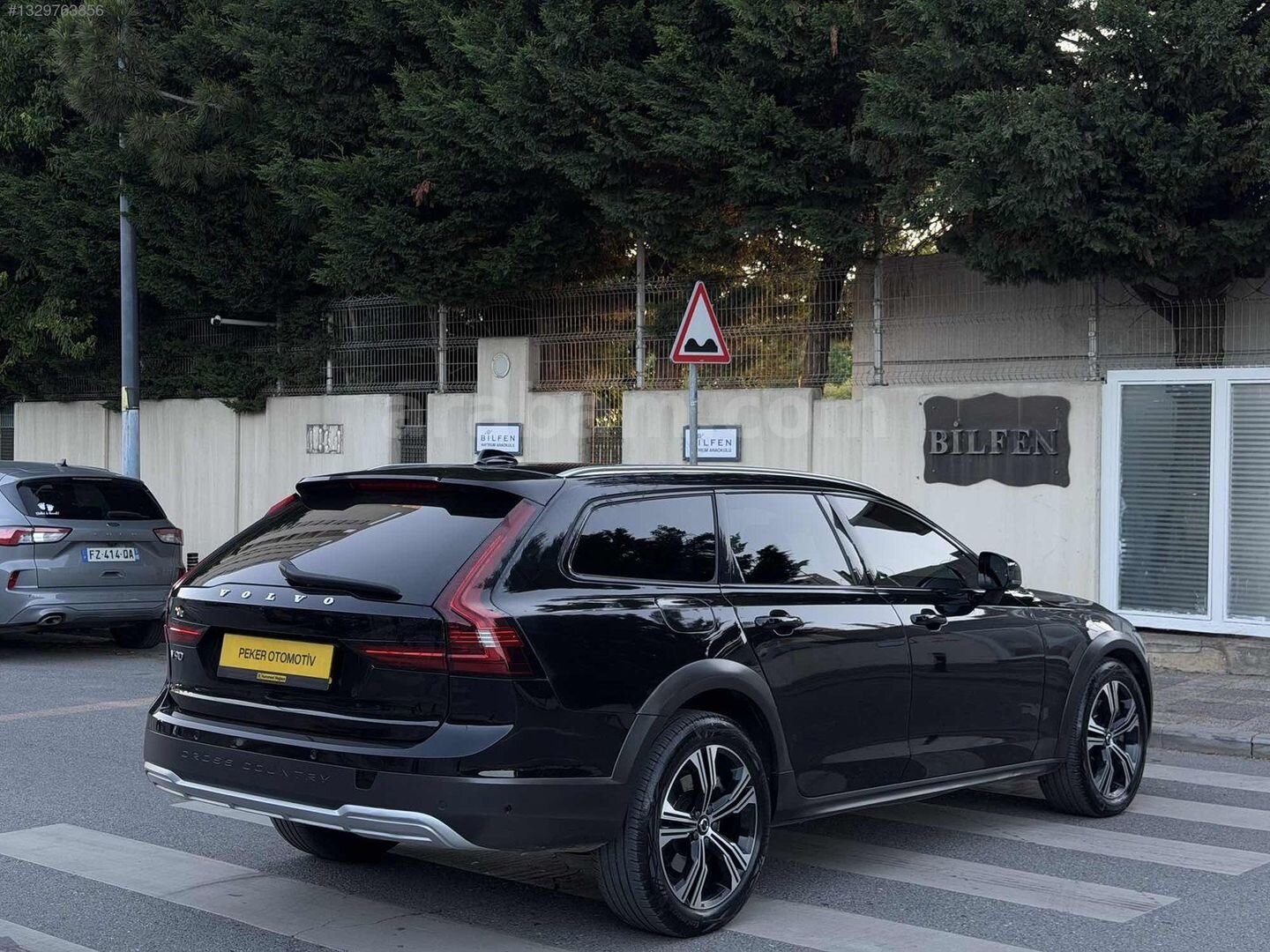 Galeriden Volvo V90 Cross Country 2.0 B5 Plus Bright 2023 Model İstanbul 96.500 km Siyah 4
