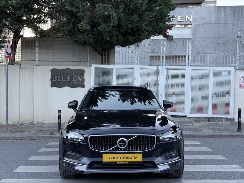 Galeriden Volvo V90 Cross Country 2.0 B5 Plus Bright 2023 Model İstanbul 96.500 km Siyah