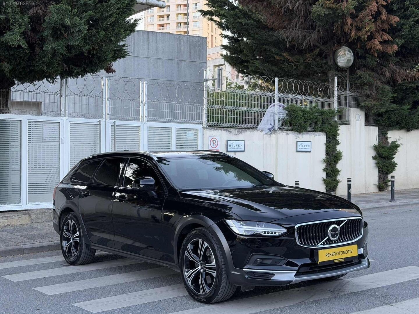Galeriden Volvo V90 Cross Country 2.0 B5 Plus Bright 2023 Model İstanbul 96.500 km Siyah 3