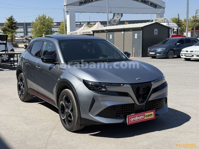 Galeriden Alfa Romeo Junior Ibrida 1.2 speciale 2025 Model İstanbul 40.243 km Gri (titanyum) 2
