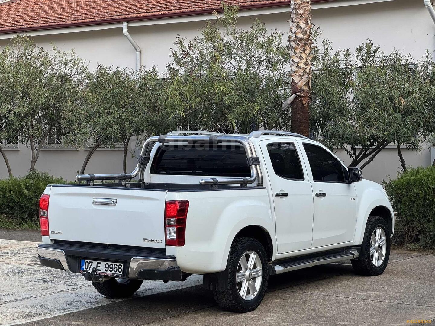 Galeriden Isuzu D-Max 1.9 D 4x4 V-Cross 2017 Model Antalya 267.000 km Beyaz 6