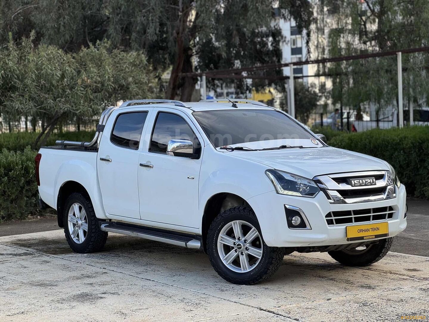 Galeriden Isuzu D-Max 1.9 D 4x4 V-Cross 2017 Model Antalya 267.000 km Beyaz 1