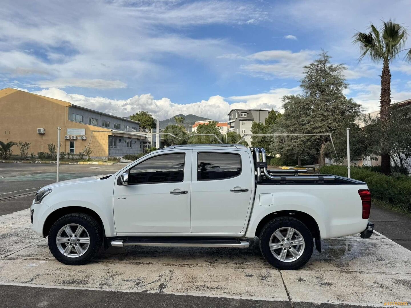 Galeriden Isuzu D-Max 1.9 D 4x4 V-Cross 2017 Model Antalya 267.000 km Beyaz 4