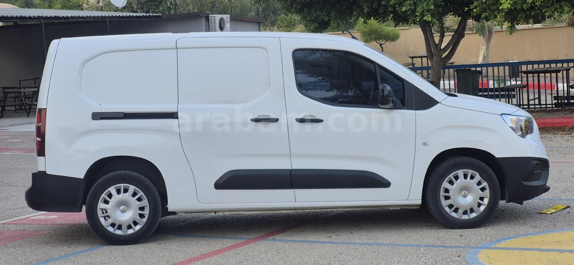 Galeriden Opel Combo 1.5 CDTI Elegance 2022 Model Antalya 105.000 km Beyaz 3
