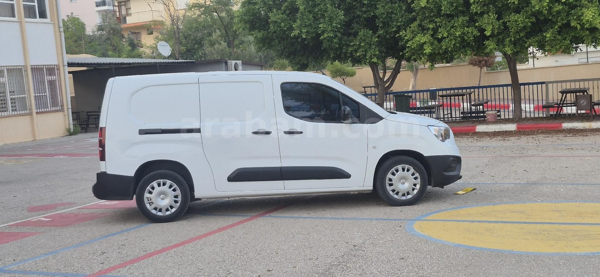 Galeriden Opel Combo 1.5 CDTI Elegance 2022 Model Antalya 105.000 km Beyaz 2
