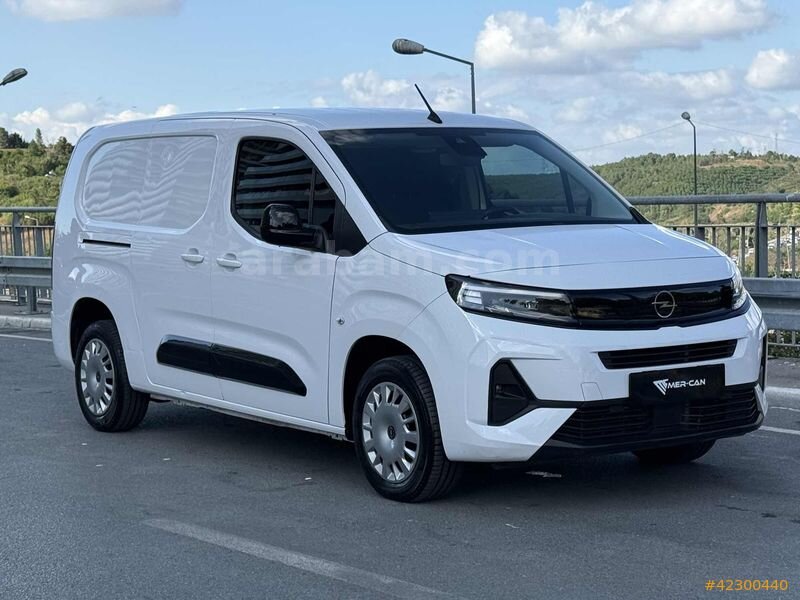Galeriden Opel Combo 1.5 CDTI Ultimate XL 2024 Model İstanbul 34.000 km Beyaz