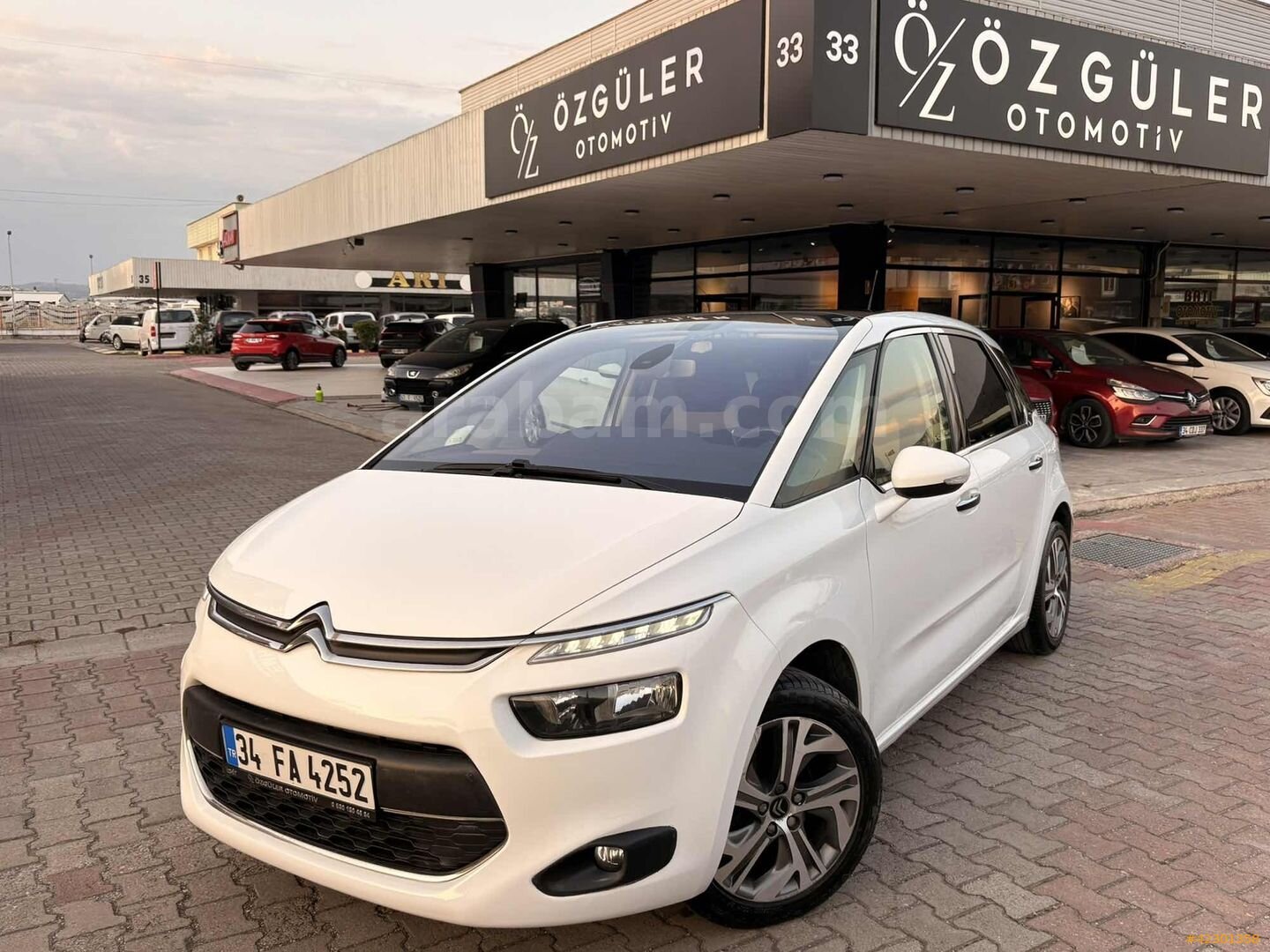 Galeriden Citroen C4 Picasso 1.6 BlueHDi Intensive 2015 Model Kocaeli 192.000 km Beyaz 2
