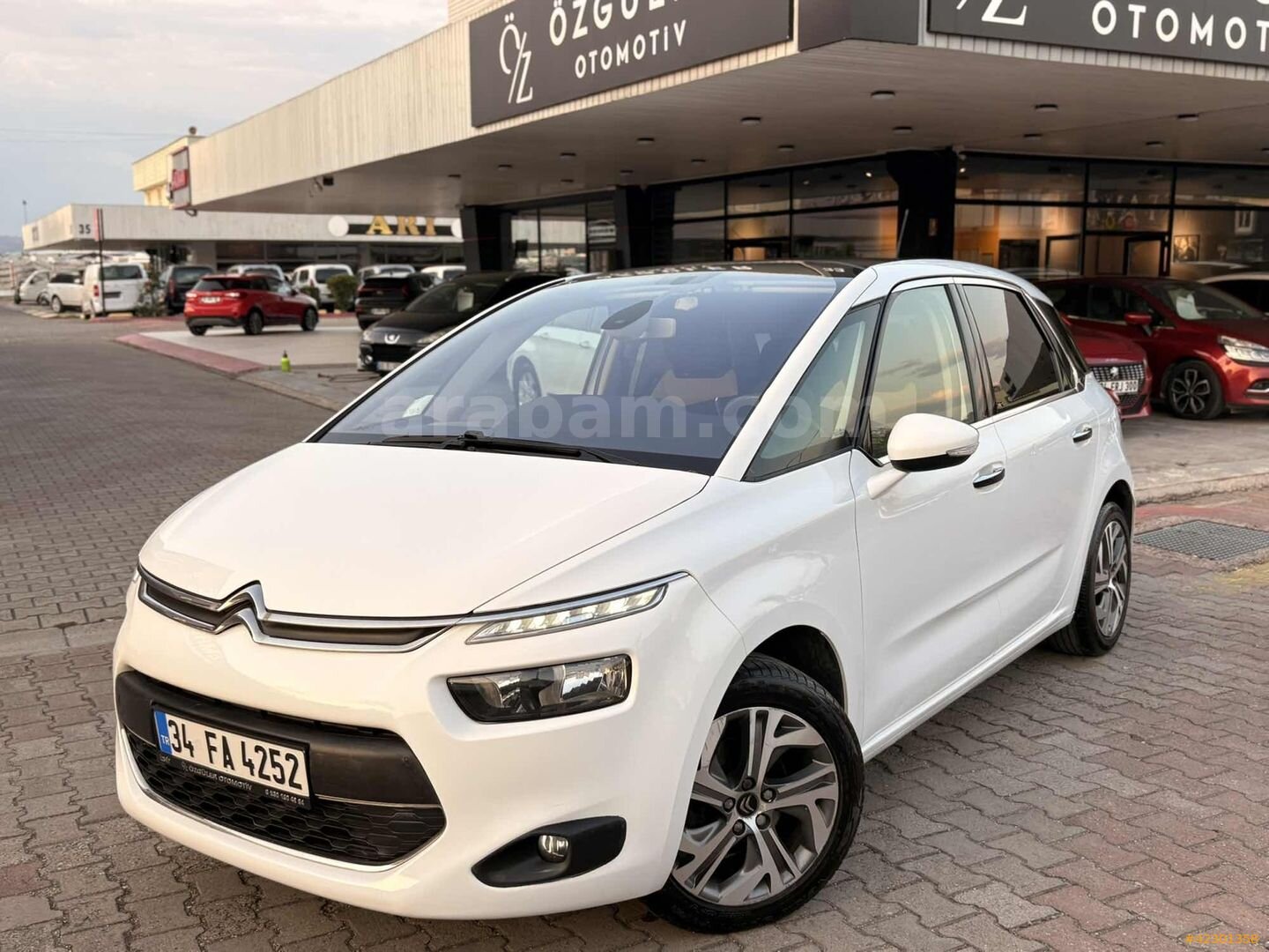 Galeriden Citroen C4 Picasso 1.6 BlueHDi Intensive 2015 Model Kocaeli 192.000 km Beyaz 1