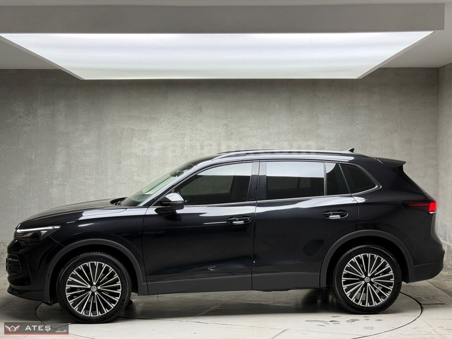 Galeriden Volkswagen Tiguan 1.5 TSI Life 2024 Model İstanbul 22.000 km Siyah 6