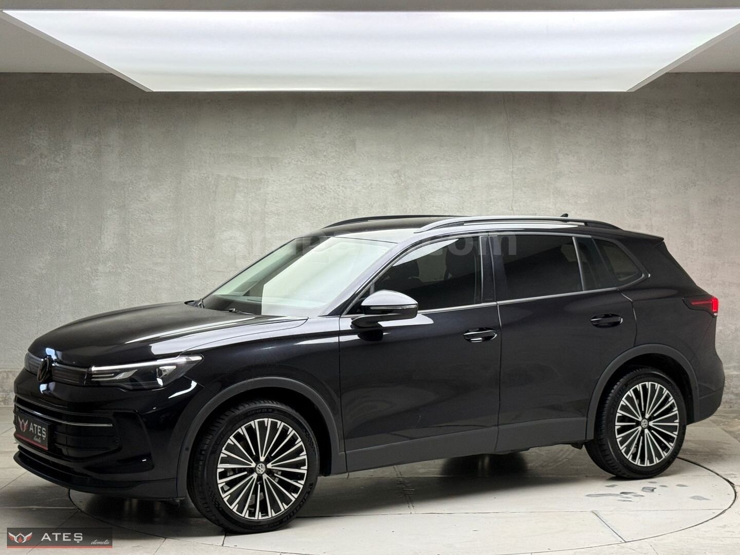 Galeriden Volkswagen Tiguan 1.5 TSI Life 2024 Model İstanbul 22.000 km Siyah 4