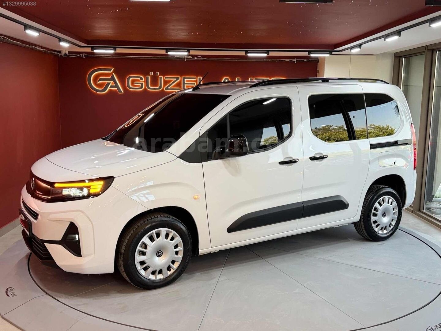 Galeriden Opel Combo 1.5 CDTI Essential 2025 Model Balıkesir 13.000 km Beyaz 3