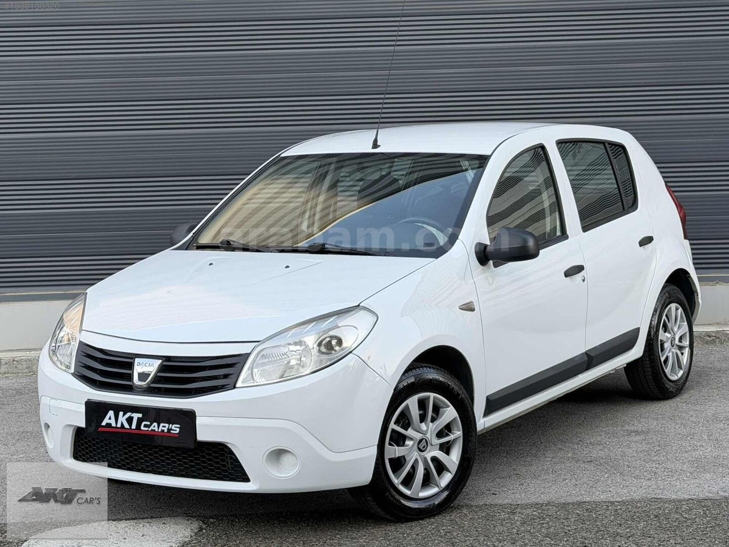 2011 MODEL 1.4 AMBİANCE 150 KM TERTEMİZ DACİA SANDERO 3