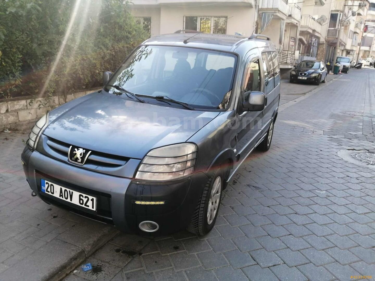 Galeriden Peugeot Partner 1.6 HDI Adventure 2012 Model Denizli 300.000 km Gri 2