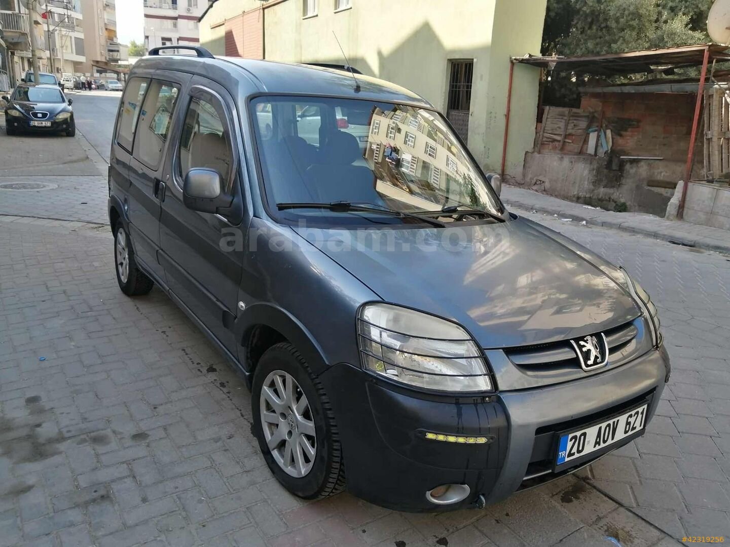 Galeriden Peugeot Partner 1.6 HDI Adventure 2012 Model Denizli 300.000 km Gri 1