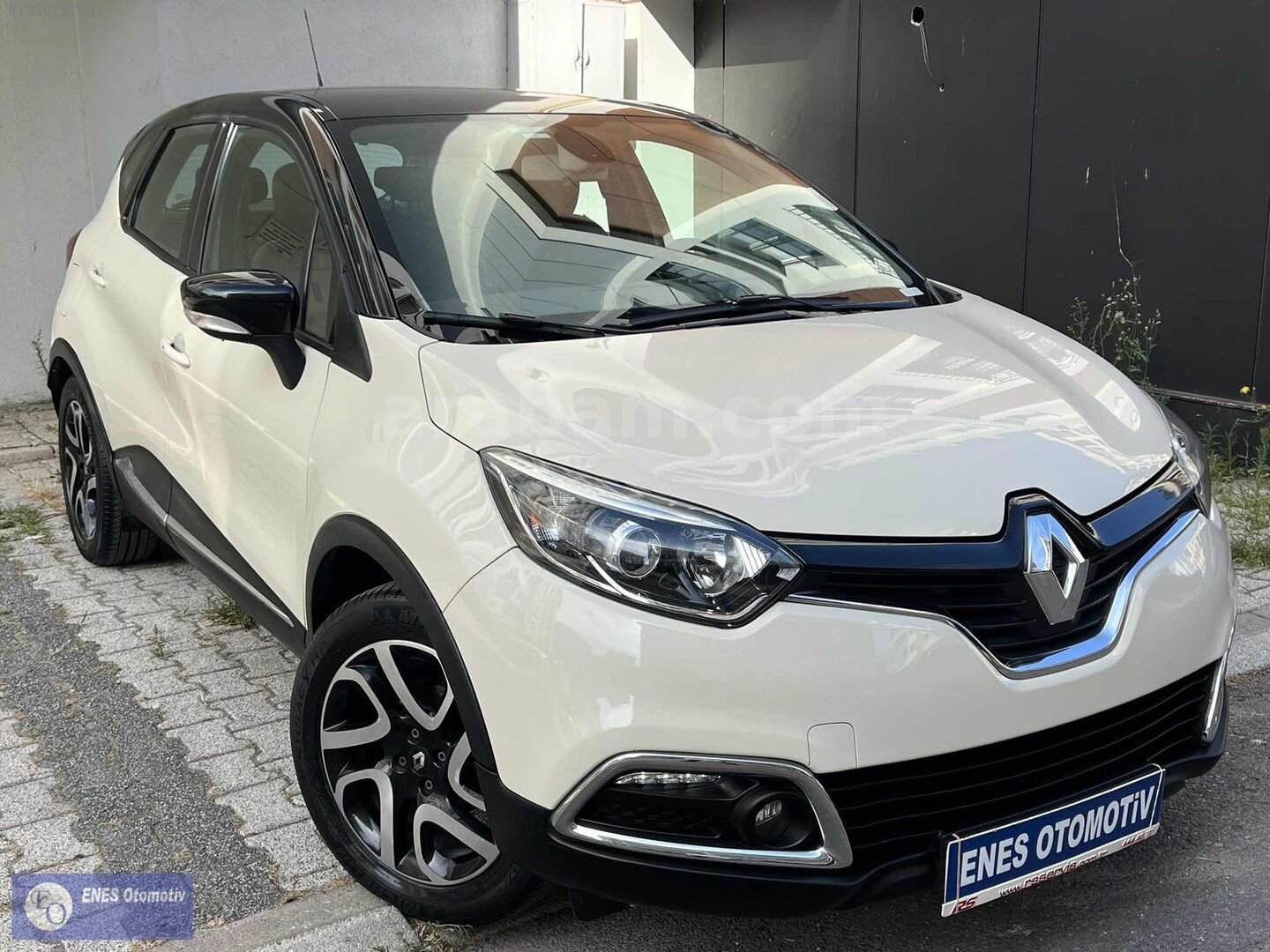 Galeriden Renault Captur 0.9 Icon 2013 Model İstanbul 50.000 km Bej 2