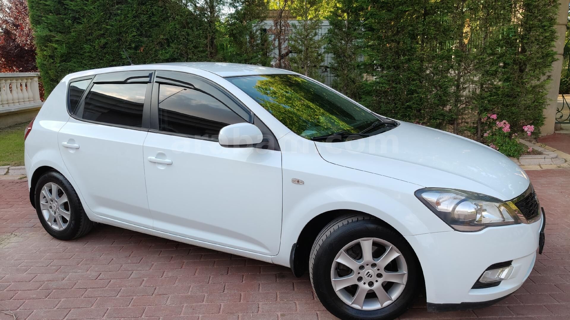 Galeriden Kia Ceed 1.6 CRDi Cool 2012 Model Eskişehir 128.000 km Beyaz 3