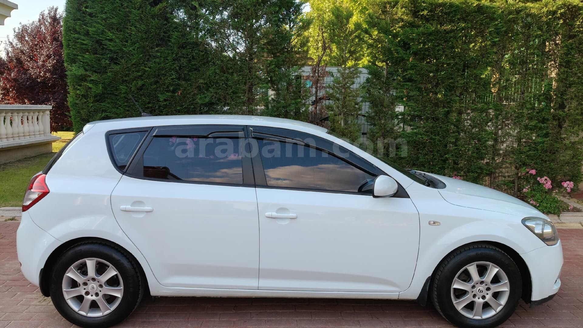 Galeriden Kia Ceed 1.6 CRDi Cool 2012 Model Eskişehir 128.000 km Beyaz 4