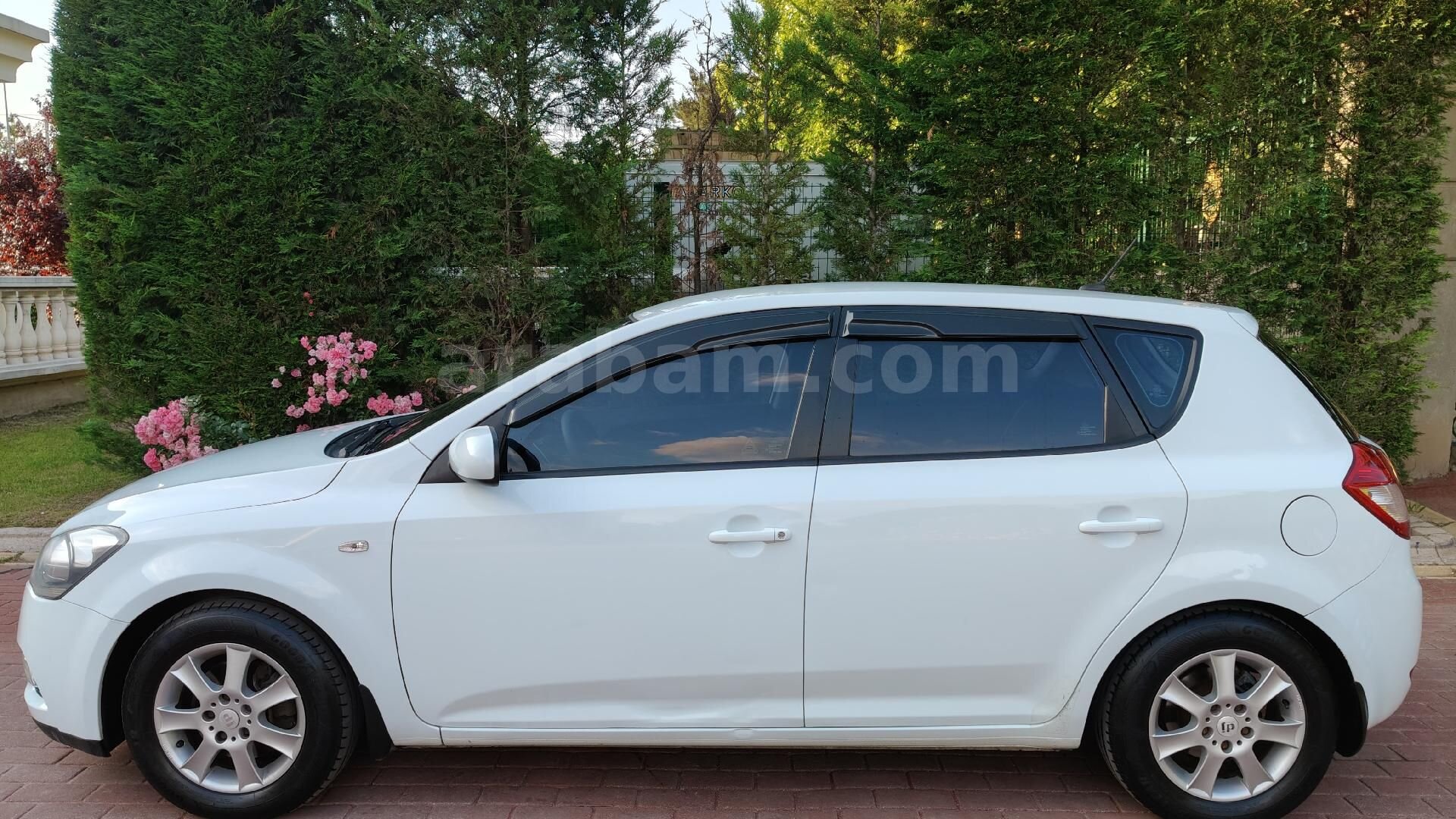 Galeriden Kia Ceed 1.6 CRDi Cool 2012 Model Eskişehir 128.000 km Beyaz 5
