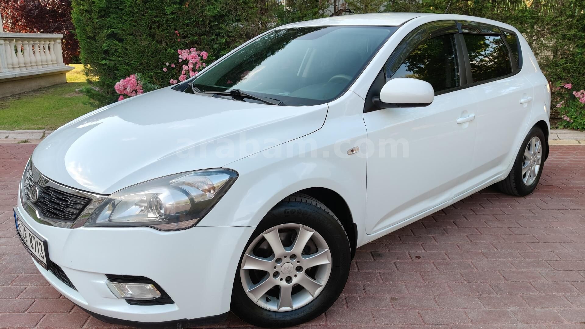 Galeriden Kia Ceed 1.6 CRDi Cool 2012 Model Eskişehir 128.000 km Beyaz 2