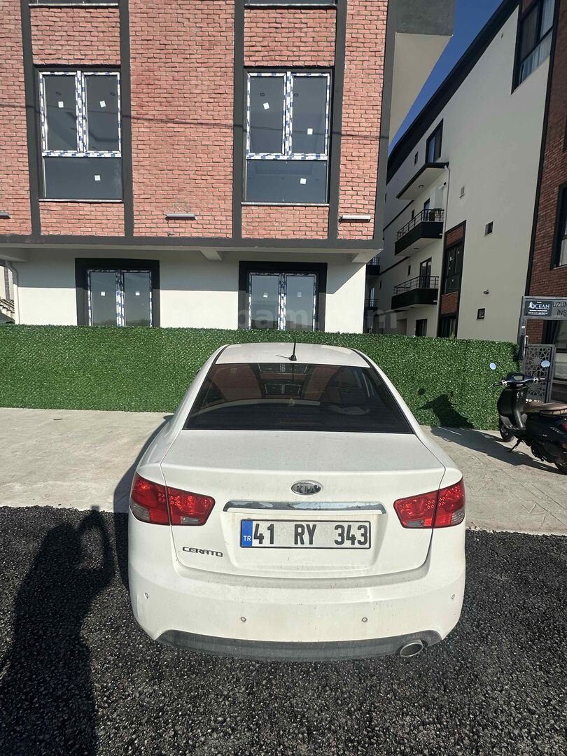 Sahibinden Kia Cerato 1.6 EX Advance 2010 Model Kocaeli 200.417 km Beyaz 3