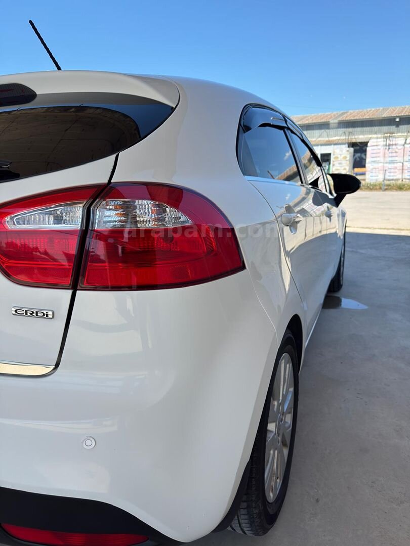 Sahibinden Kia Rio 1.4 CRDi Fancy 2014 Model İstanbul 157.800 km Beyaz 4