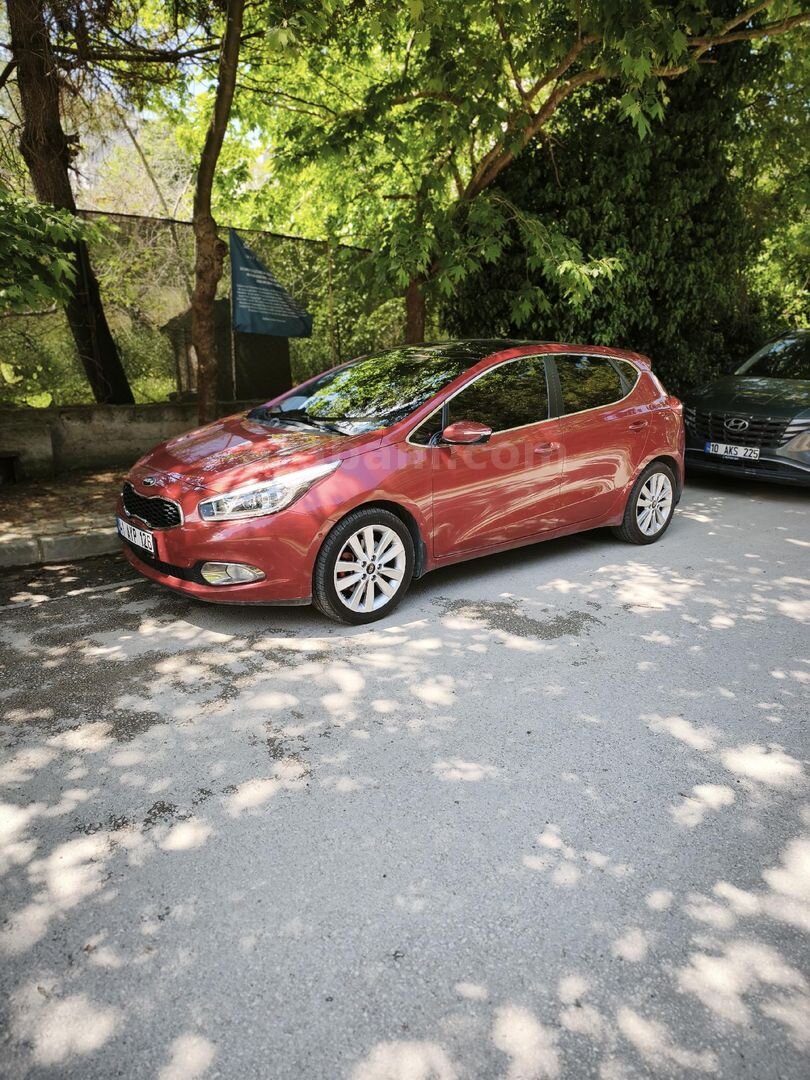 Sahibinden Kia Ceed 1.6 CRDi Premium 2013 Model İstanbul 101.000 km Kırmızı 1