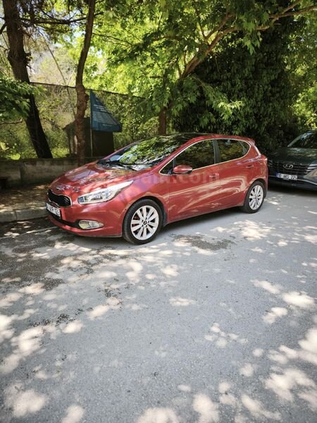 Sahibinden Kia Ceed 1.6 CRDi Premium 2013 Model İstanbul 101.000 km Kırmızı