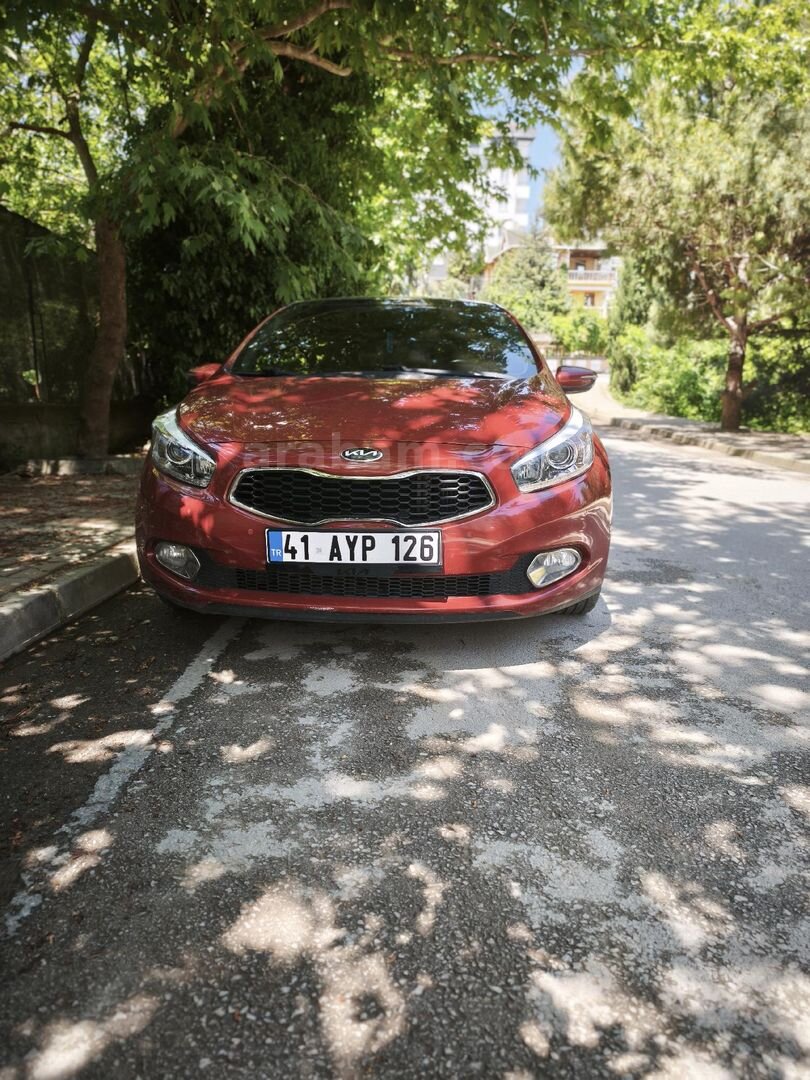 Sahibinden Kia Ceed 1.6 CRDi Premium 2013 Model İstanbul 101.000 km Kırmızı 6