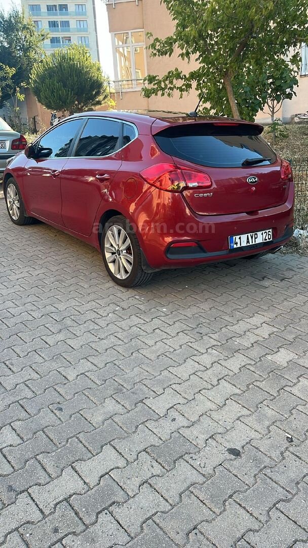 Sahibinden Kia Ceed 1.6 CRDi Premium 2013 Model İstanbul 101.000 km Kırmızı 4