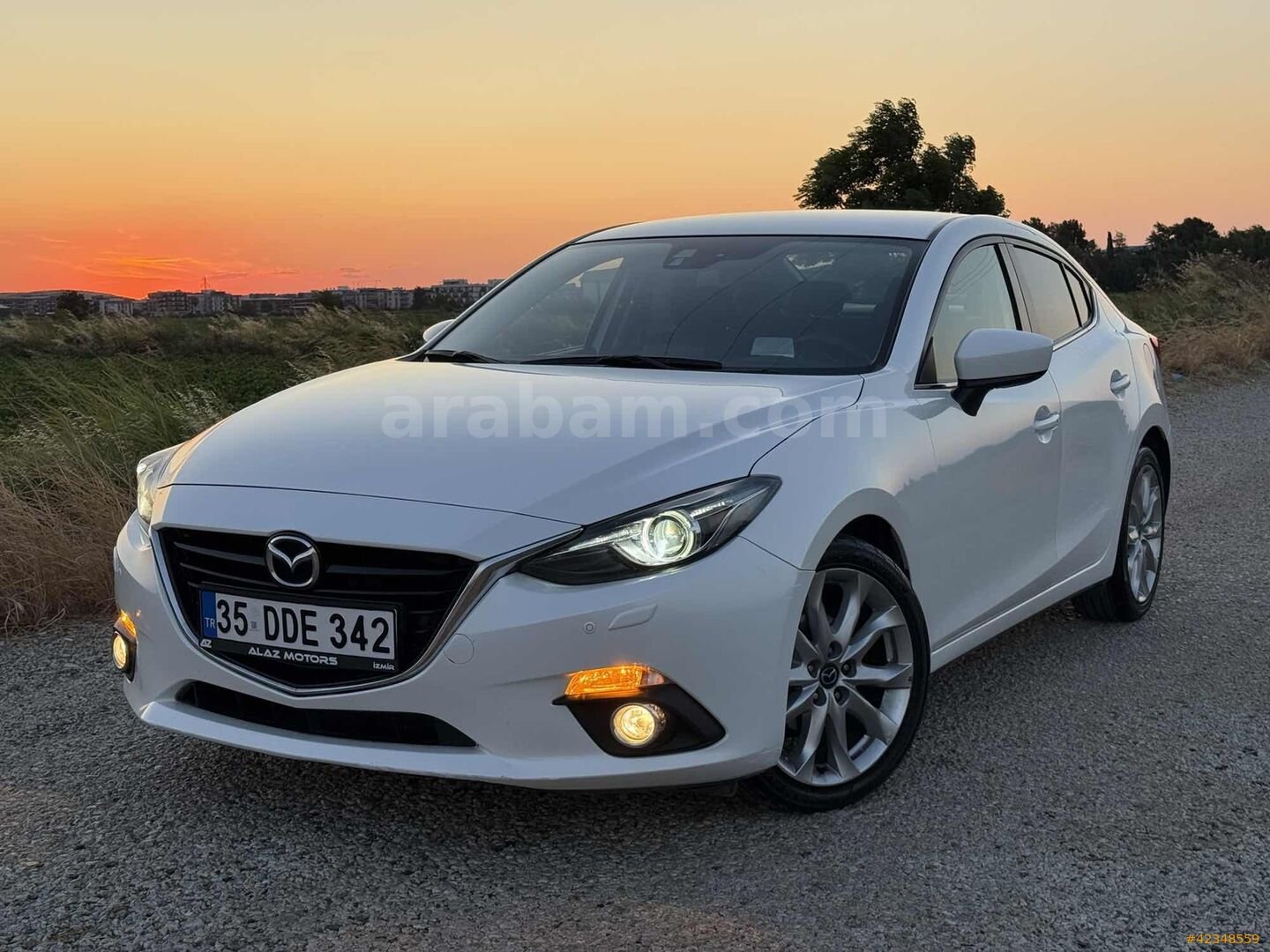 Galeriden Mazda 3 1.5 SkyActive-G Power 2015 Model İzmir 109.000 km Beyaz 1
