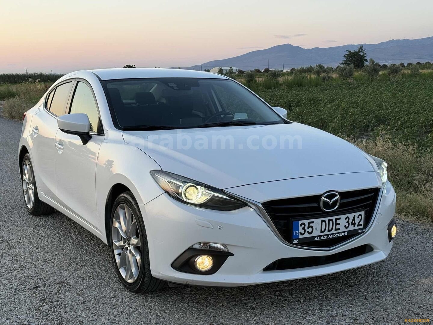 Galeriden Mazda 3 1.5 SkyActive-G Power 2015 Model İzmir 109.000 km Beyaz 7
