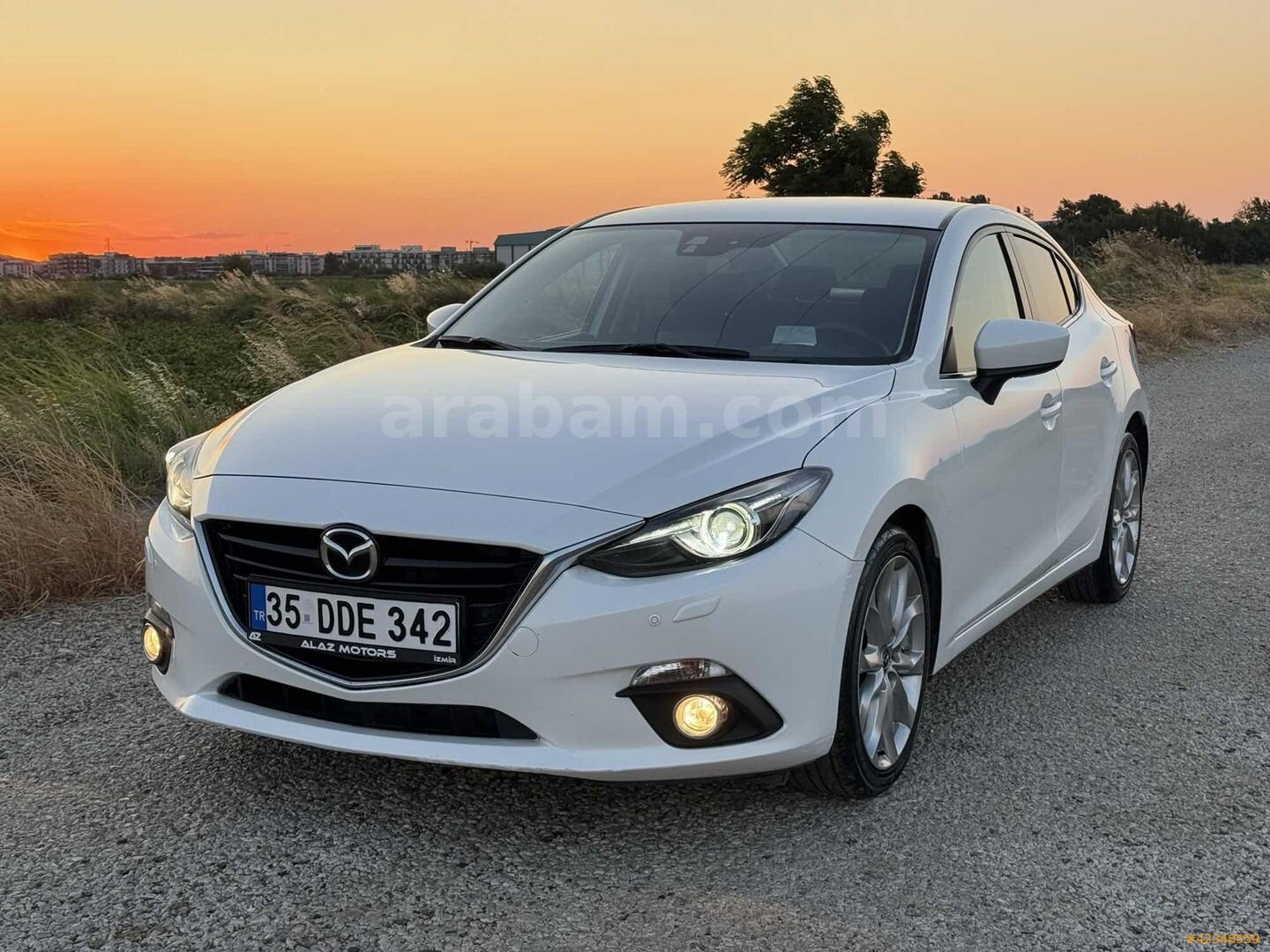 Galeriden Mazda 3 1.5 SkyActive-G Power 2015 Model İzmir 109.000 km Beyaz 3
