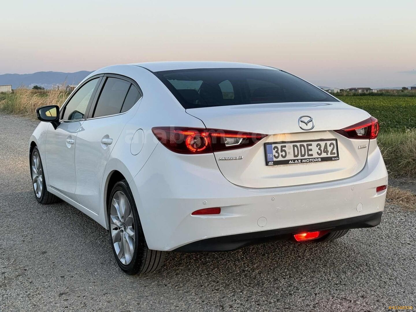 Galeriden Mazda 3 1.5 SkyActive-G Power 2015 Model İzmir 109.000 km Beyaz 4