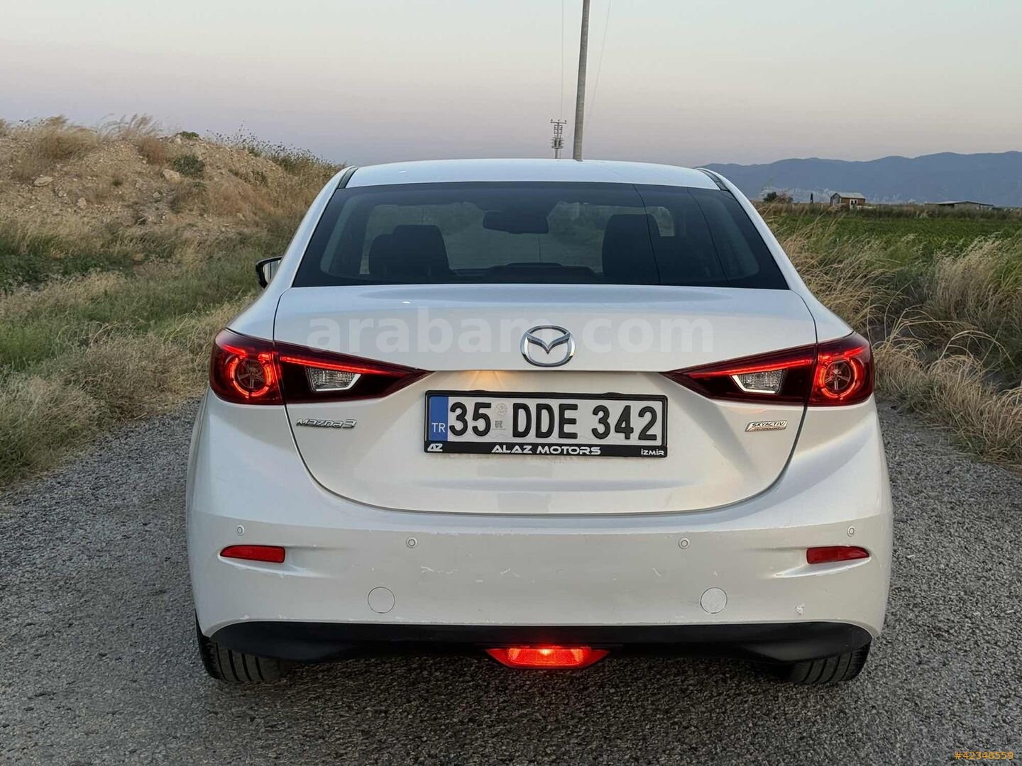 Galeriden Mazda 3 1.5 SkyActive-G Power 2015 Model İzmir 109.000 km Beyaz 5