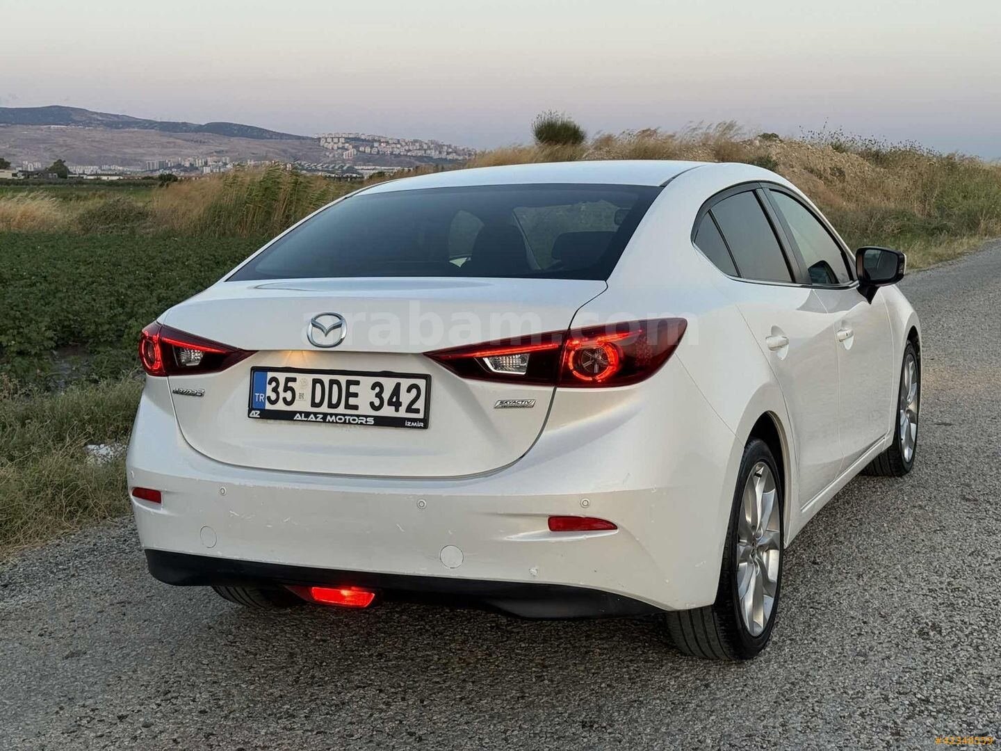 Galeriden Mazda 3 1.5 SkyActive-G Power 2015 Model İzmir 109.000 km Beyaz 6