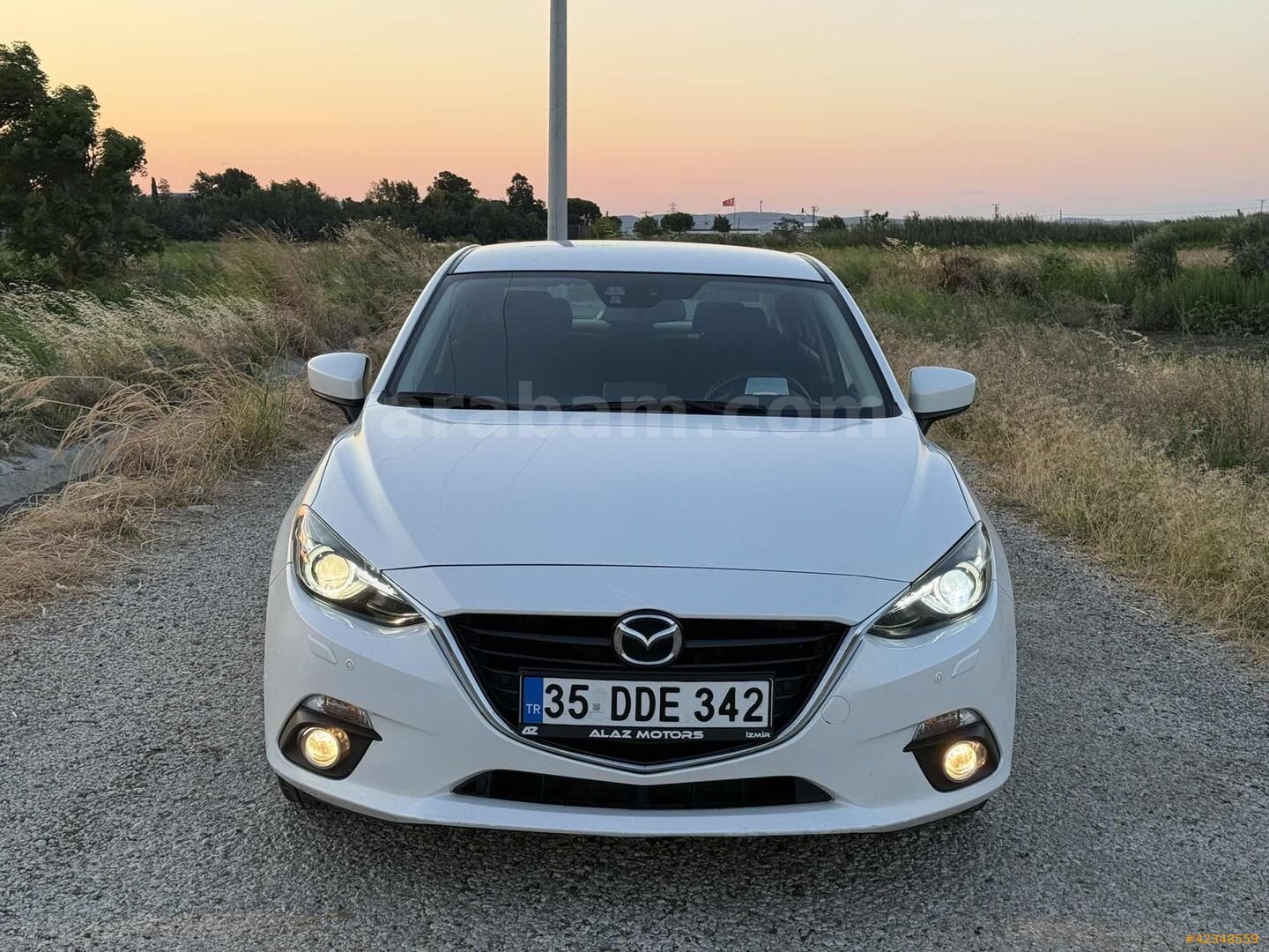 Galeriden Mazda 3 1.5 SkyActive-G Power 2015 Model İzmir 109.000 km Beyaz 2